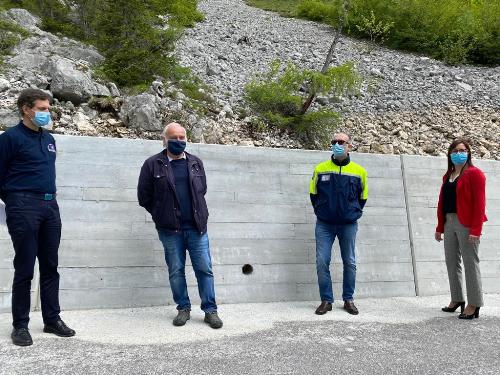 Il vicegovernatore e assessore alla Protezione civile, Riccardo Riccardi, durante il sopralluogo al cantiere di Ampezzo con il sindaco Michele Benedetti, il vicesindaco Valentina De Luca e il direttore della Protezione civile regionale, Amedeo Aristei.